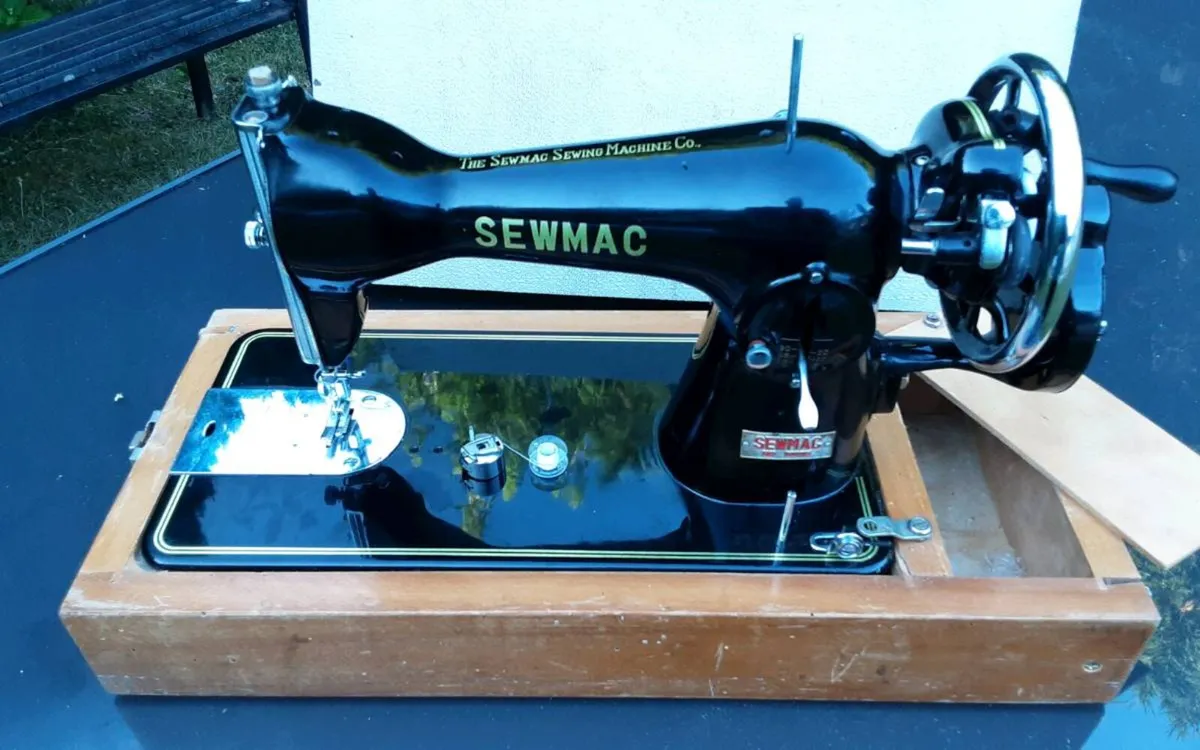 STUNNING VINTAGE SEW MAC SEWING MACHINE - Image 1