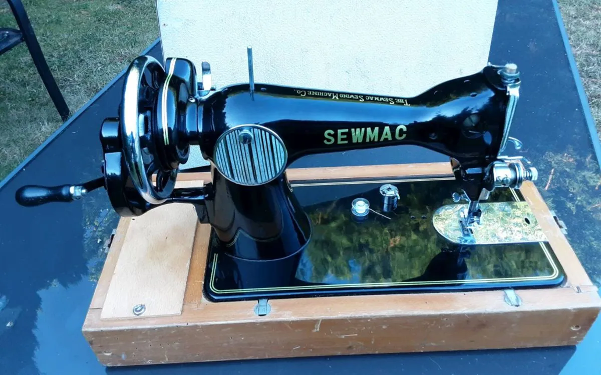 STUNNING VINTAGE SEW MAC SEWING MACHINE - Image 3
