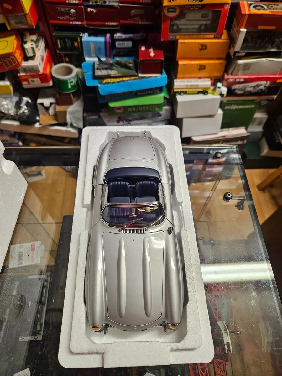 Corgi Minichamps Mercedes 300 SL 1.18 - Image 4