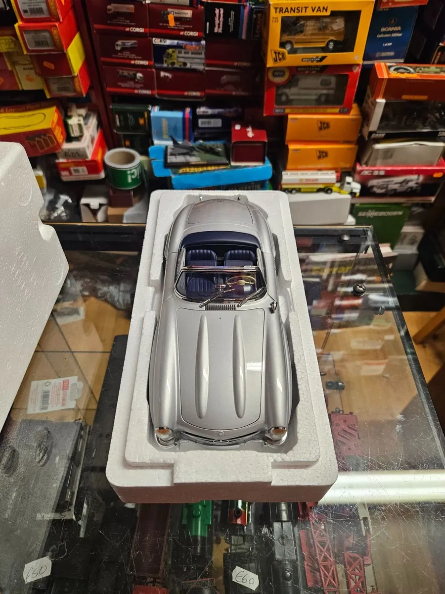 Corgi Minichamps Mercedes 300 SL 1.18 - Image 2
