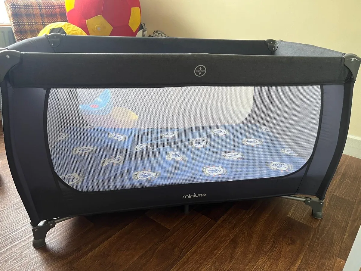 Miniuno Travel Cot - Image 1