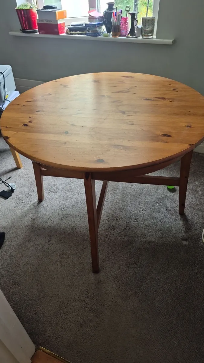 Table and front door - Image 2