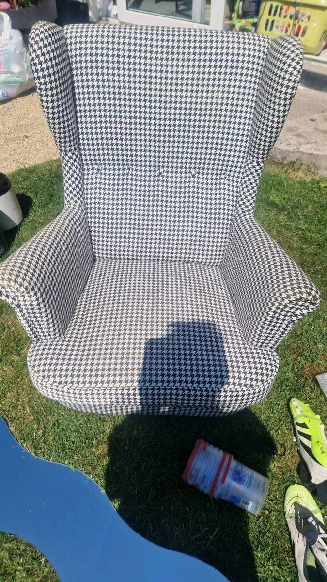 FEATURE CHAIR