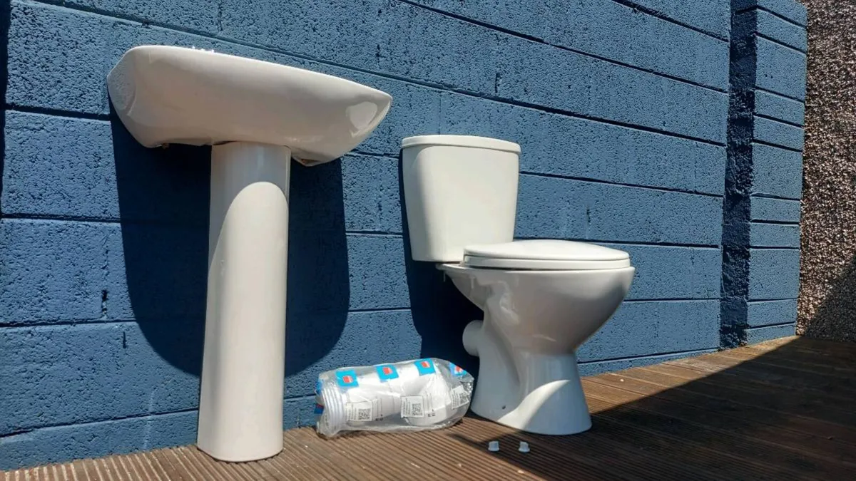 Toilet suite - Image 1