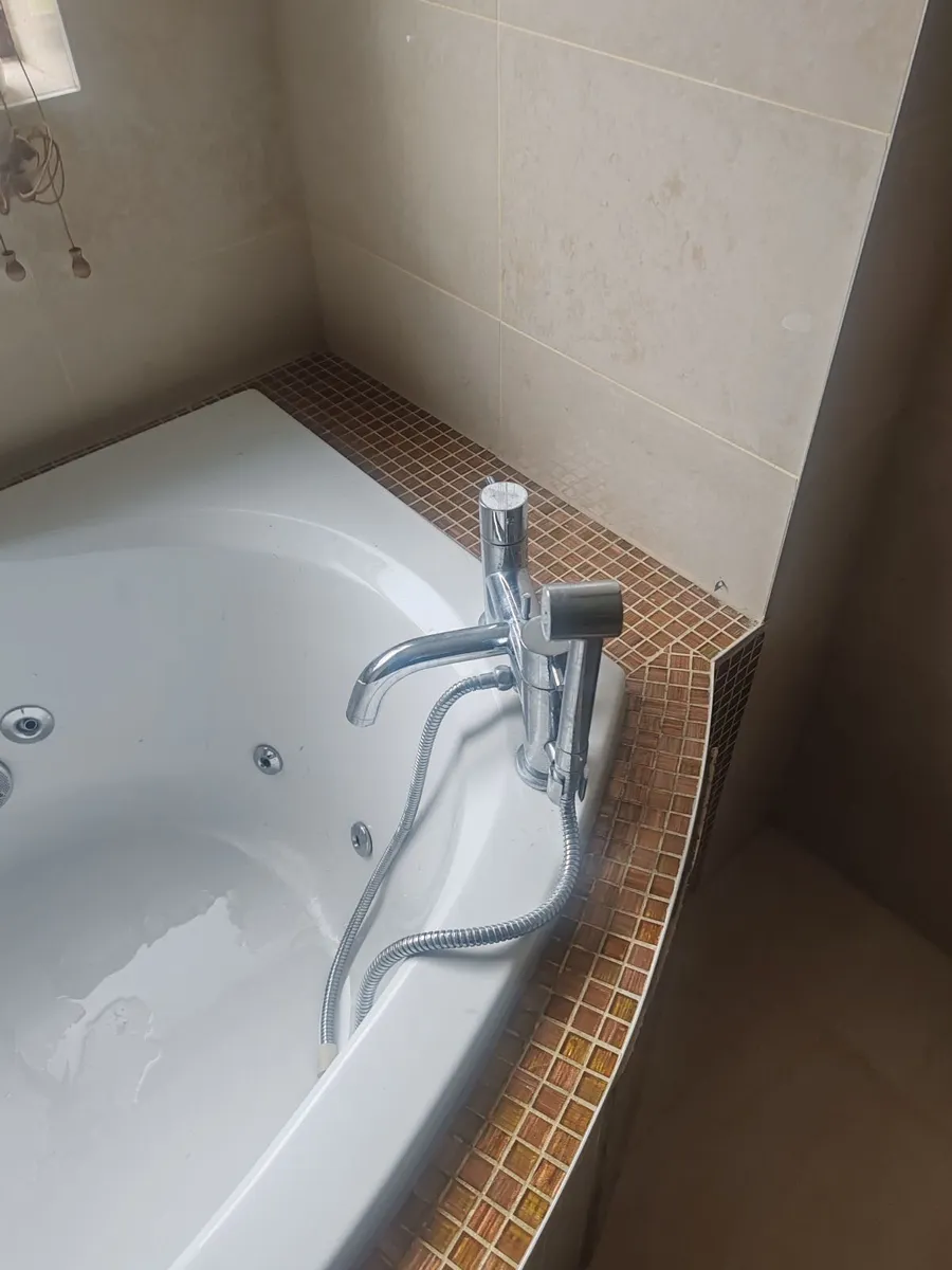 Bath taps with shower hose - Image 1