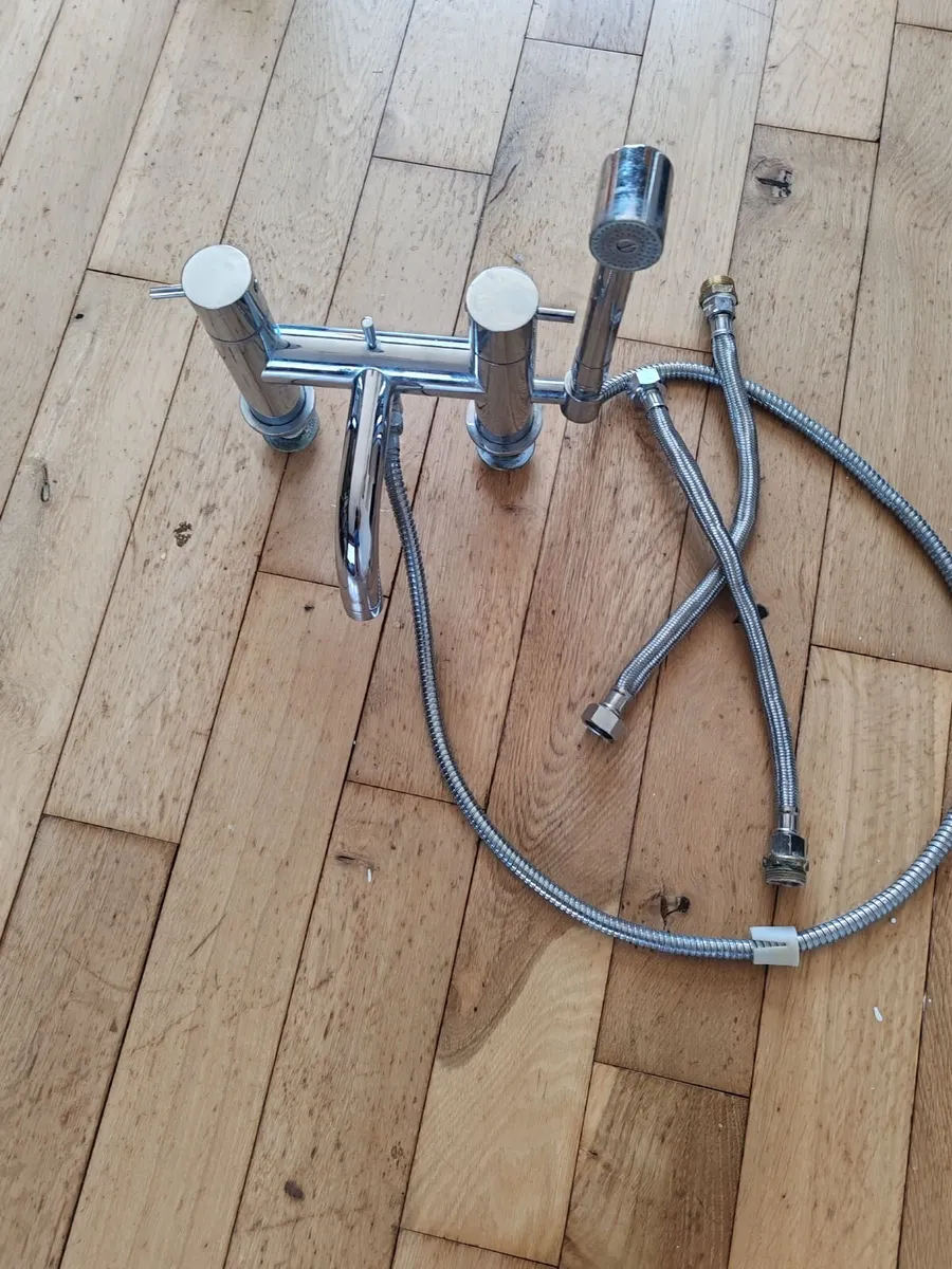 Bath taps with shower hose - Image 2