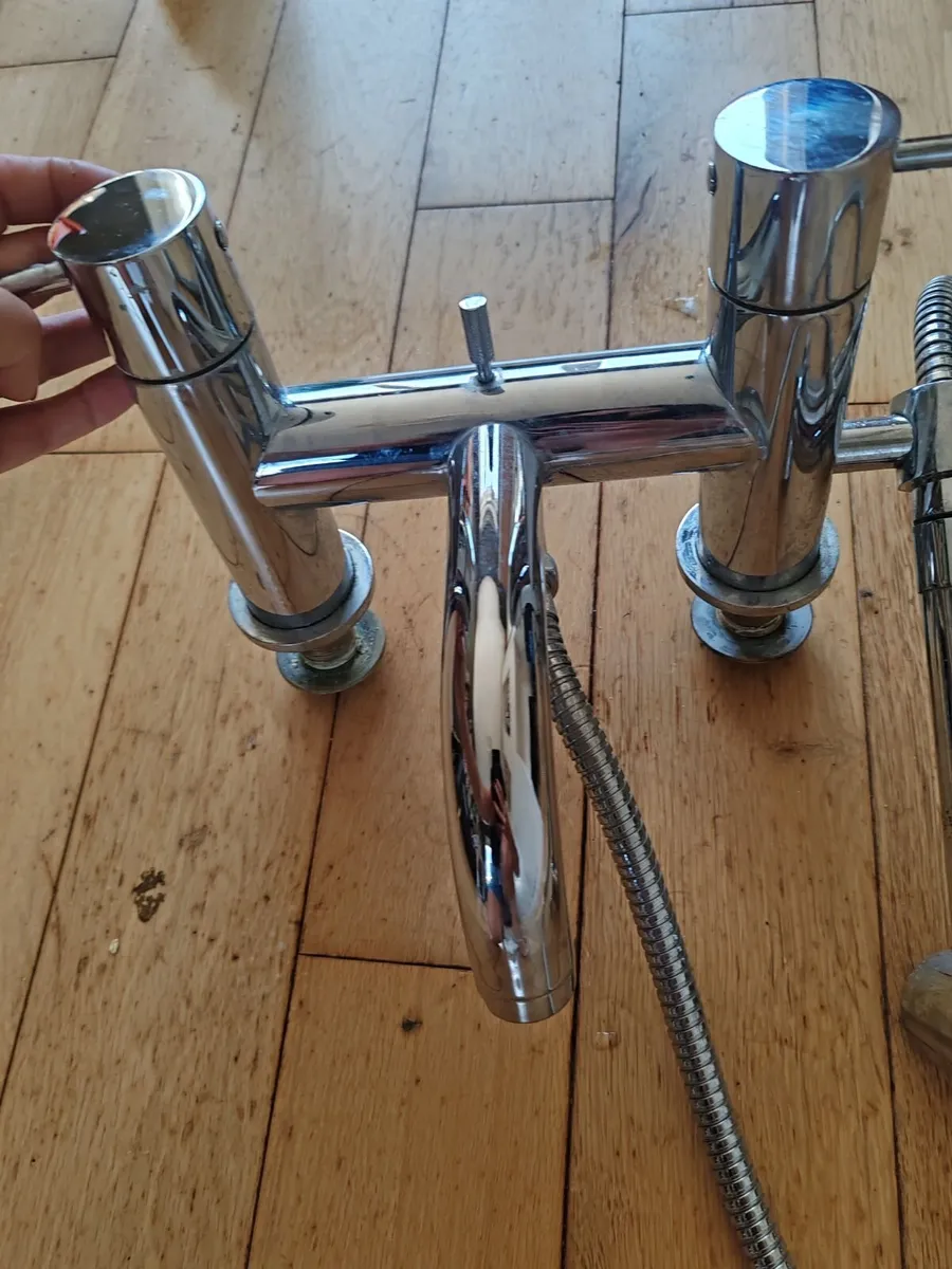 Bath taps with shower hose - Image 3