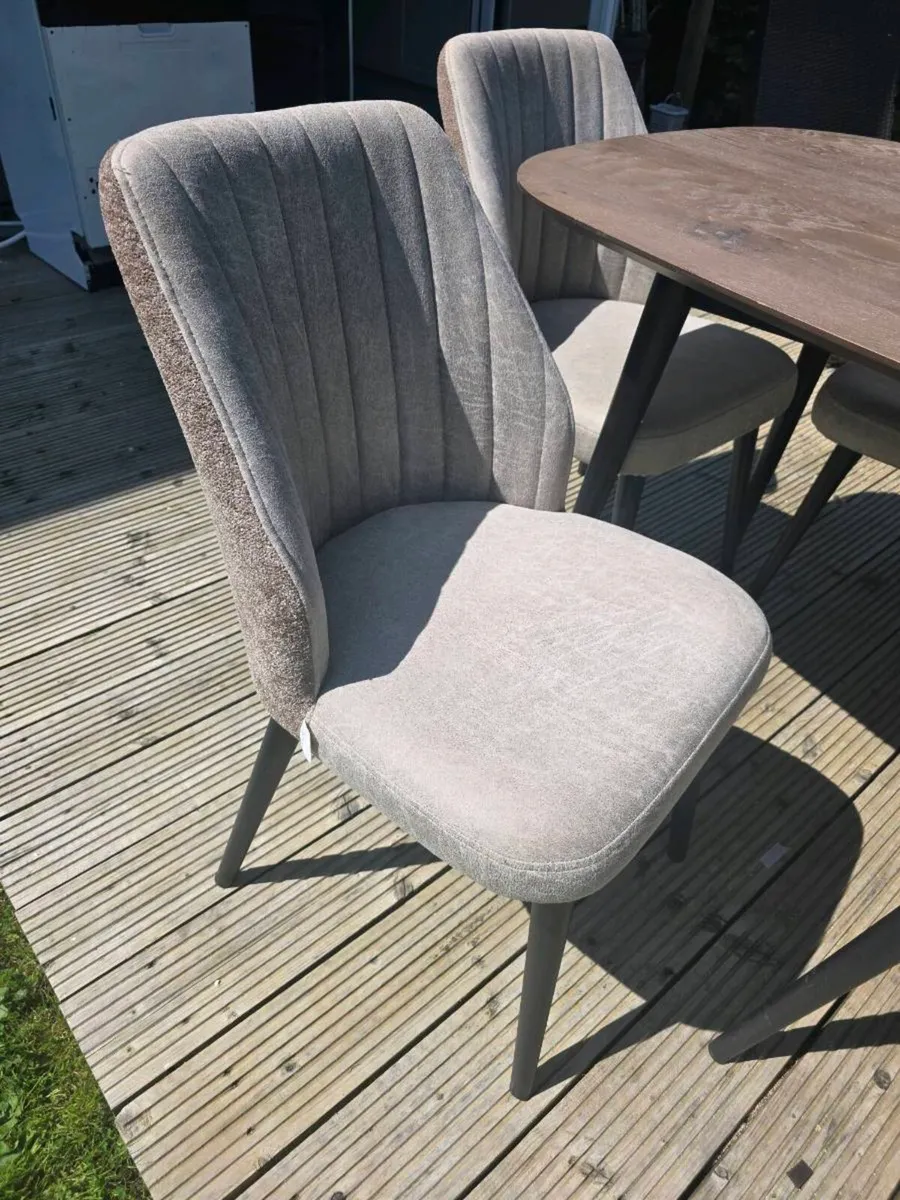 Table and Chairs - Image 4