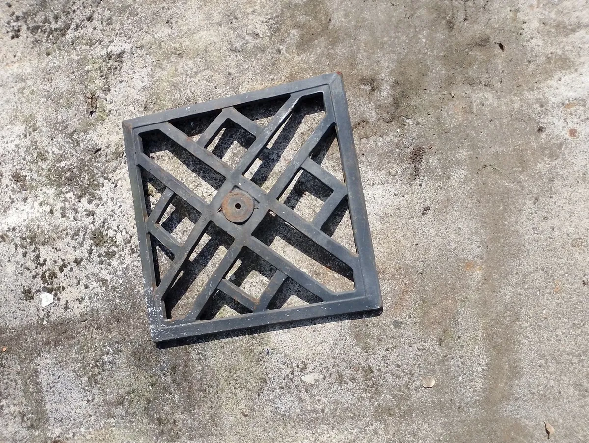 Old heavy cast iron base stand umbrella - Image 1