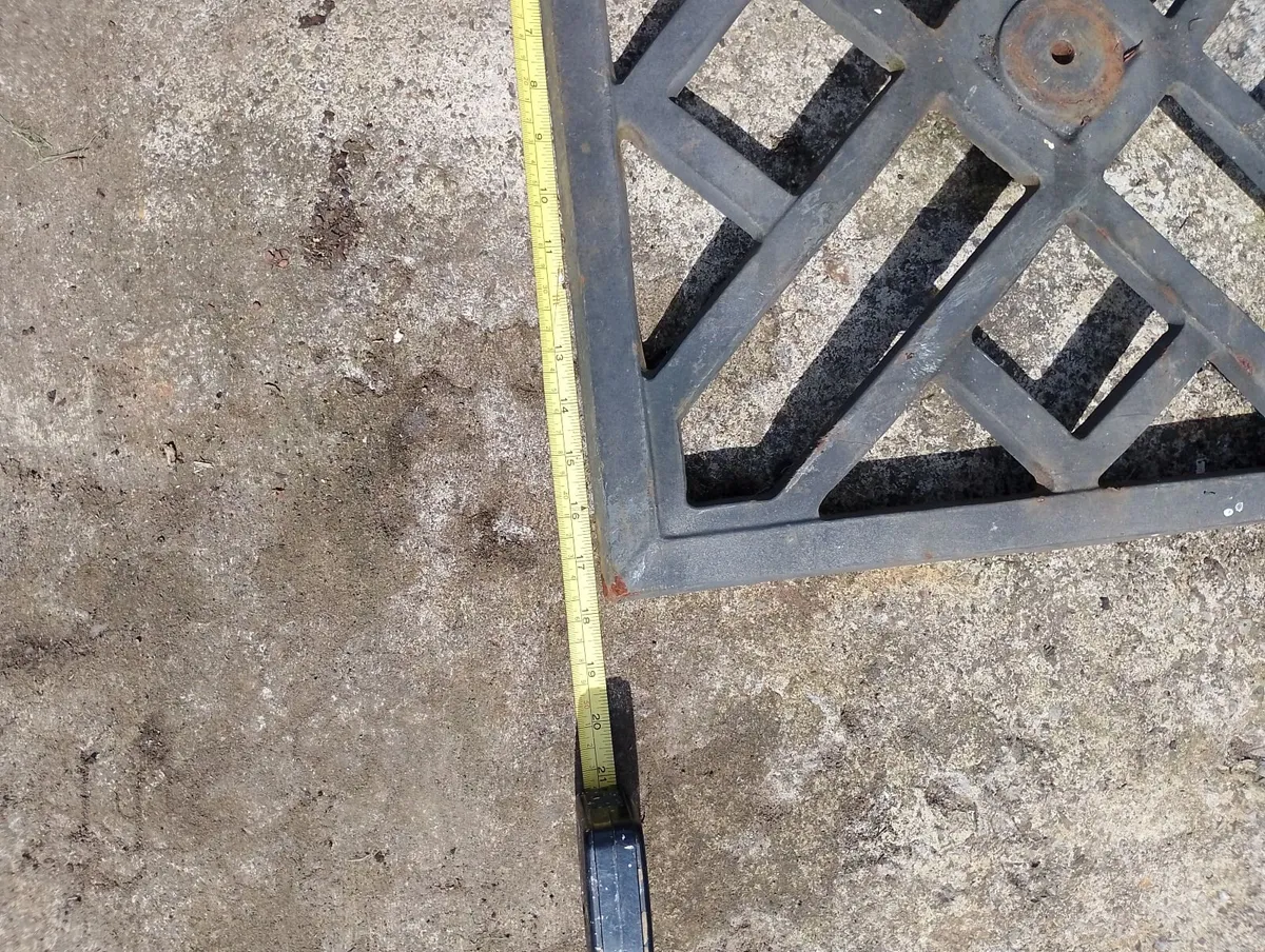 Old heavy cast iron base stand umbrella - Image 2