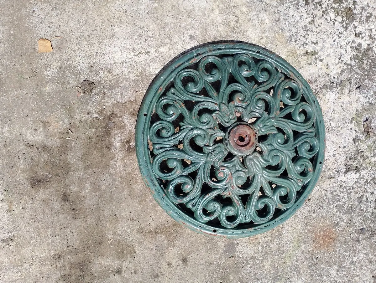 Vintage cast iron parasol umbrella base stand - Image 2