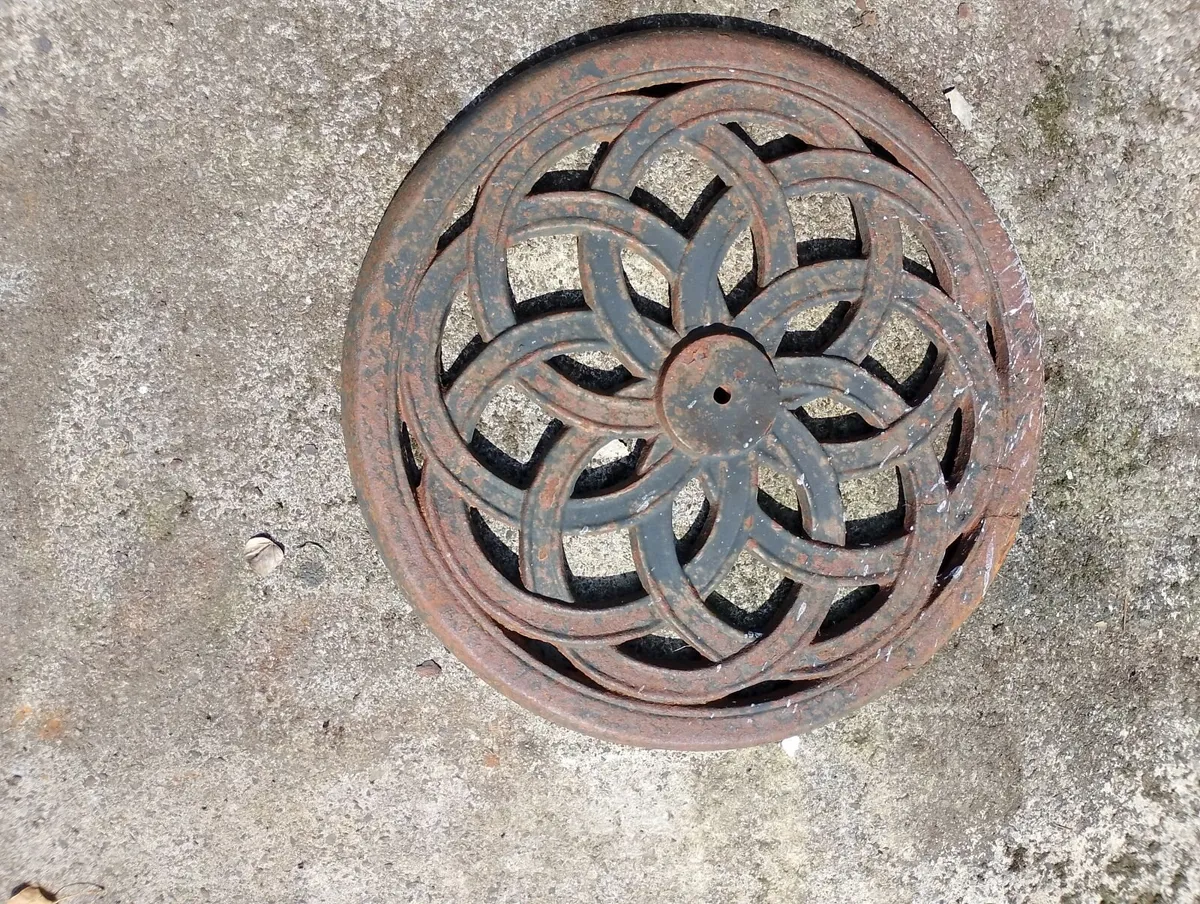 Vintage cast iron parasol umbrella base stand - Image 1
