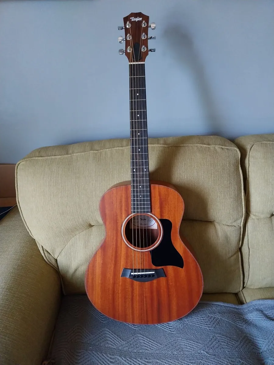 Acoustic guitar - Image 1