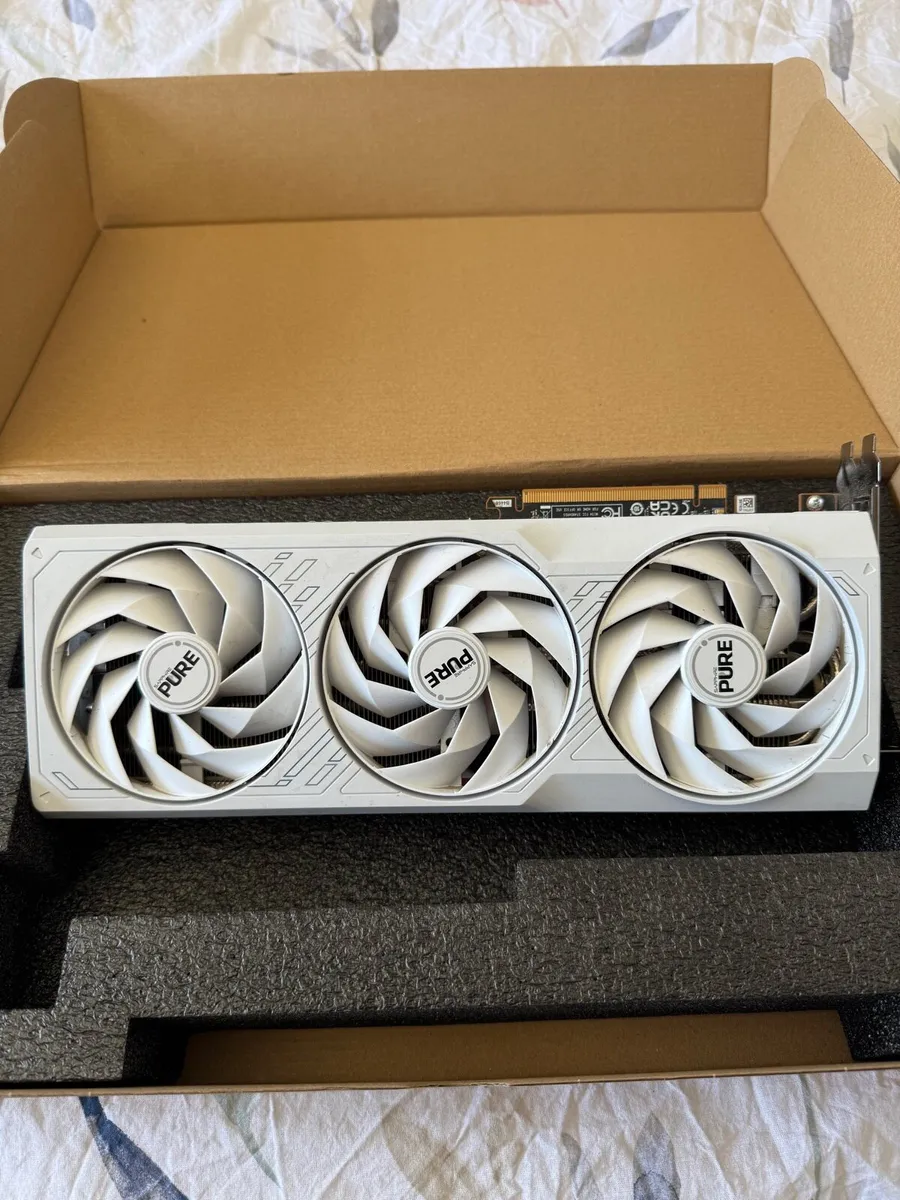 AMD Radeon RX 7800 XT 16GB - Image 1