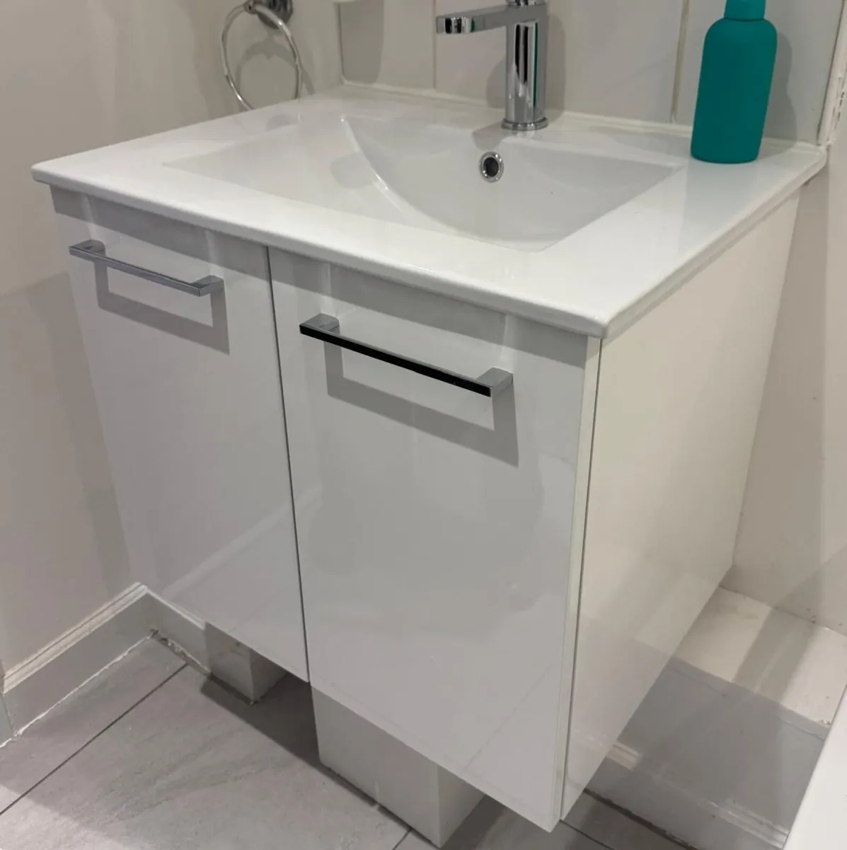 FULL bathroom sold separate or together VANITY SIN - Image 1