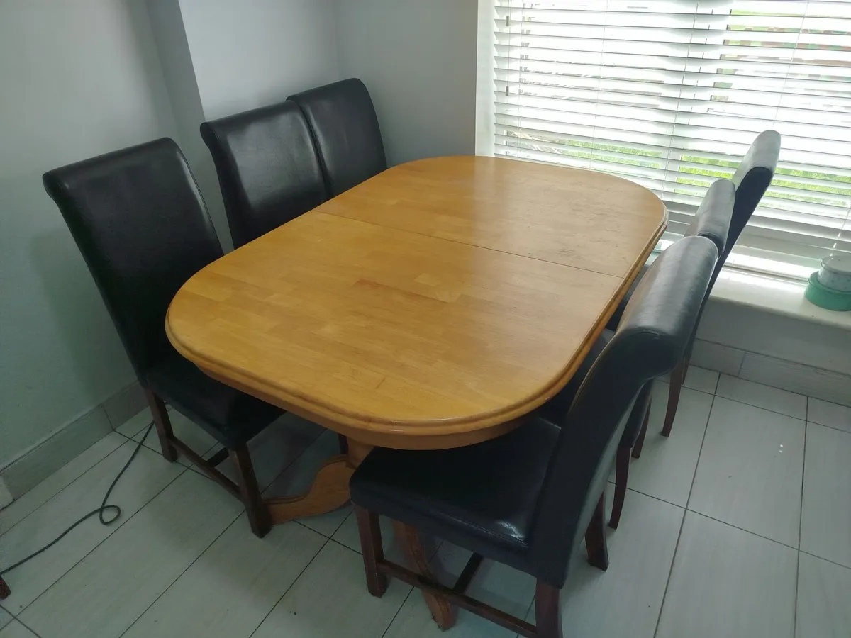 Extendable table and 6 chairs - Image 2