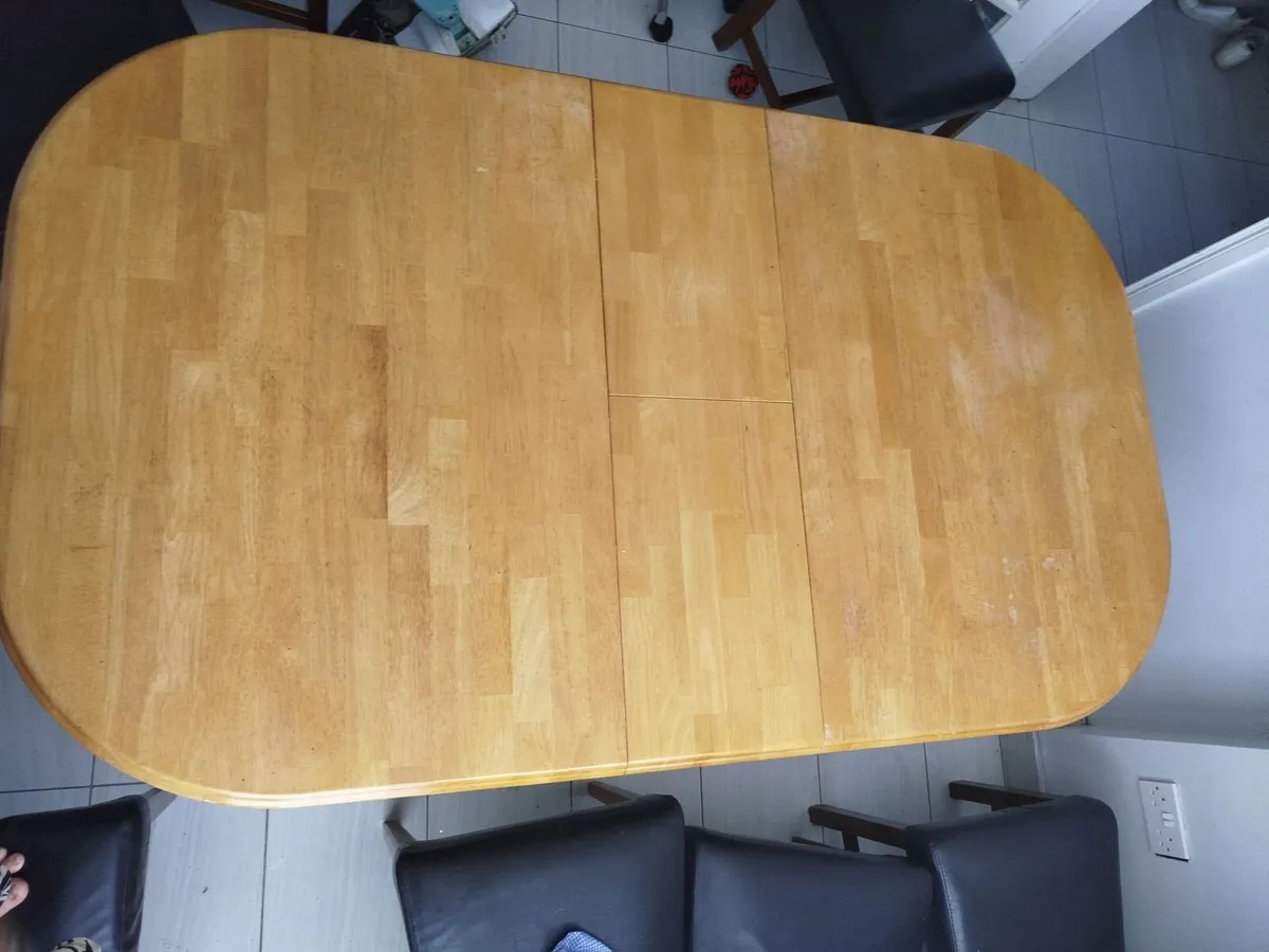 Extendable table and 6 chairs - Image 3