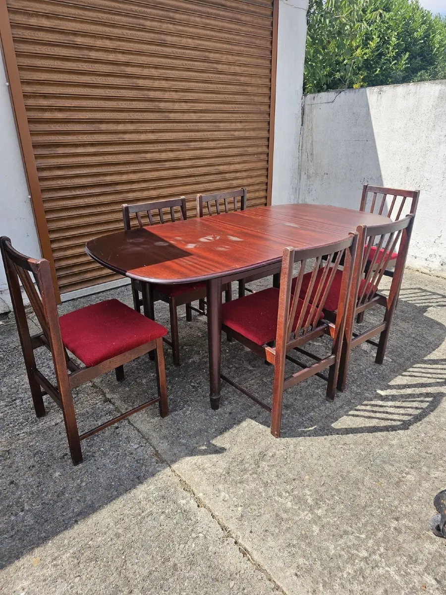 Table and chairs - Image 2