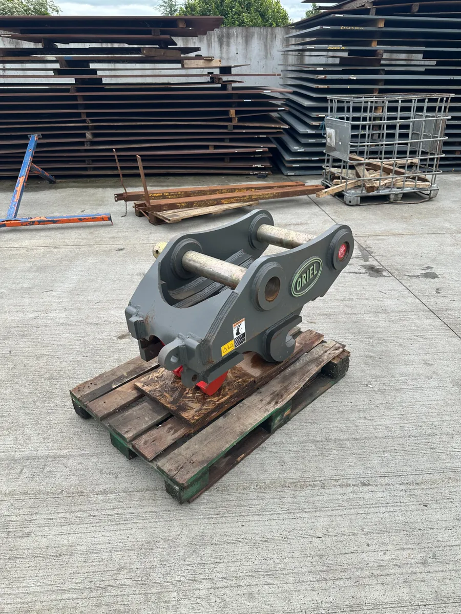 Oriel 100mm Quick Coupler Hyundai R330 - Image 1