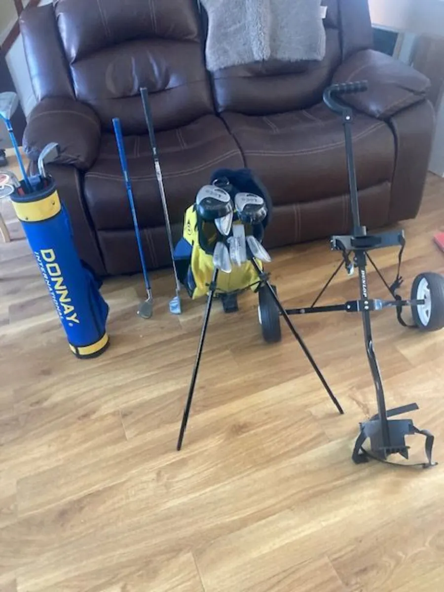 Childrens golf club sets and trolley - Image 1