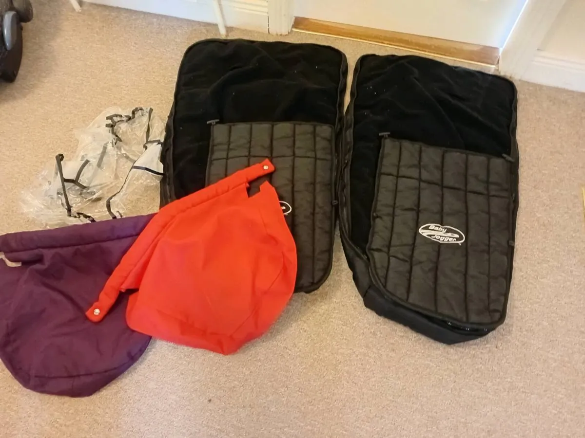 Double buggy, 2 car seats, 2 car seat bases - Image 4