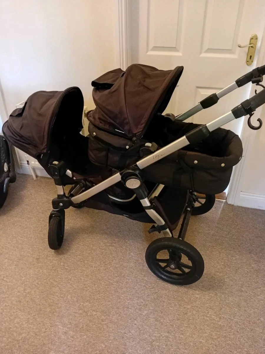 Double buggy, 2 car seats, 2 car seat bases - Image 1