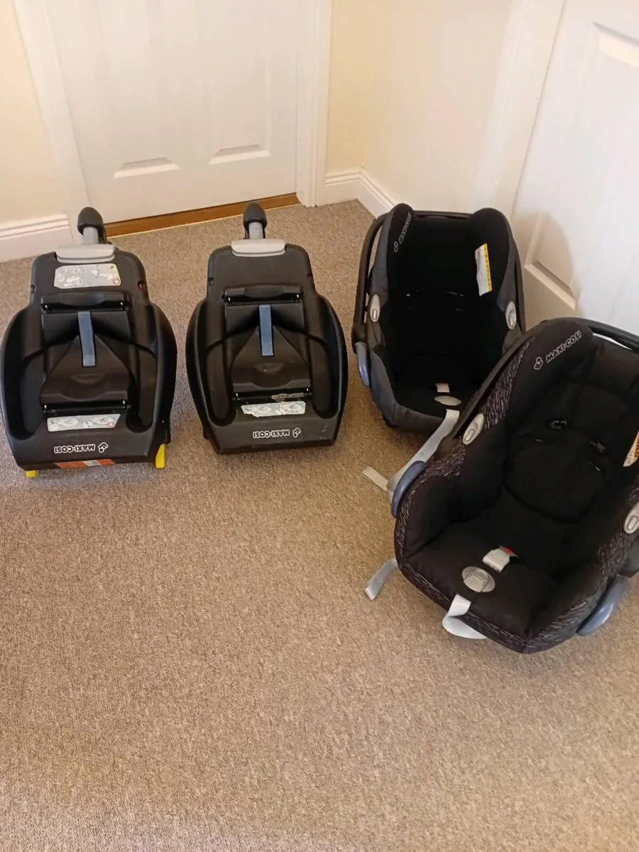 Double buggy, 2 car seats, 2 car seat bases - Image 2