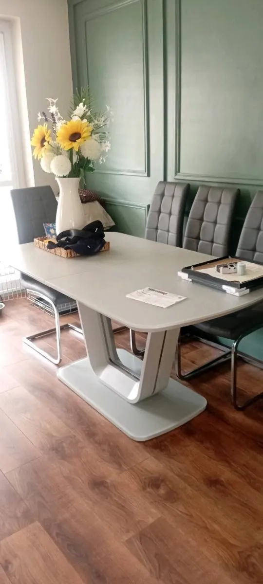 Table and 4 chairs plus 4 high stools - Image 1