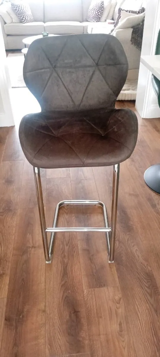 Table and 4 chairs plus 4 high stools - Image 2