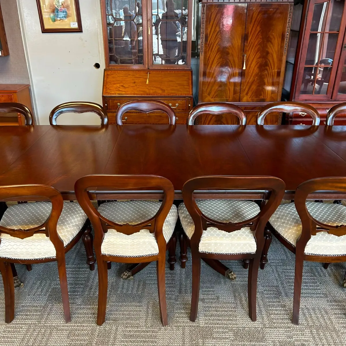 A stunning mahogany dining table with 14 chairs - Image 3