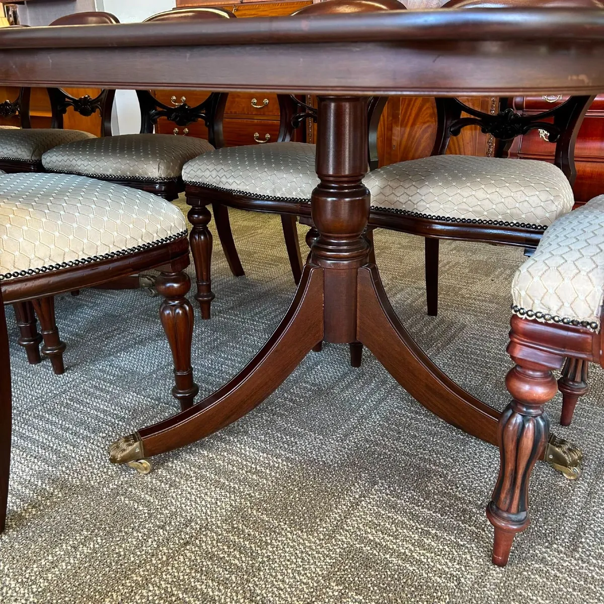 A stunning mahogany dining table with 14 chairs - Image 4