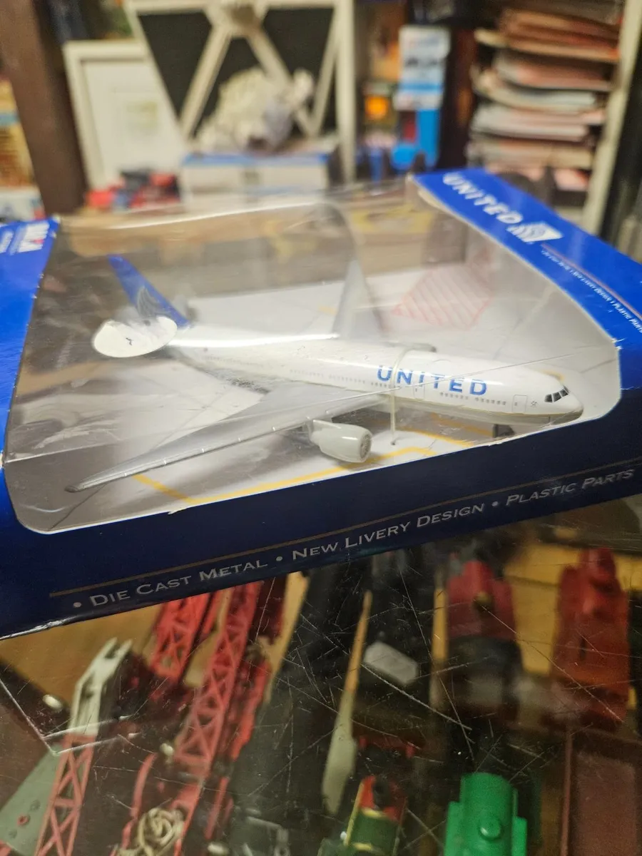 Corgi Daron United Airlines Plane - Image 4