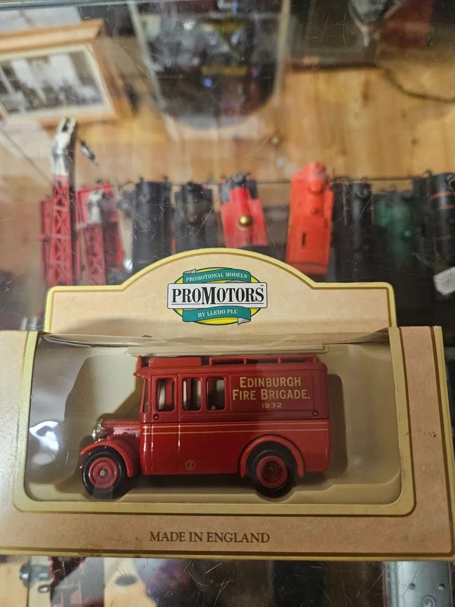 Corgi Lledo Fire Engine - Image 2