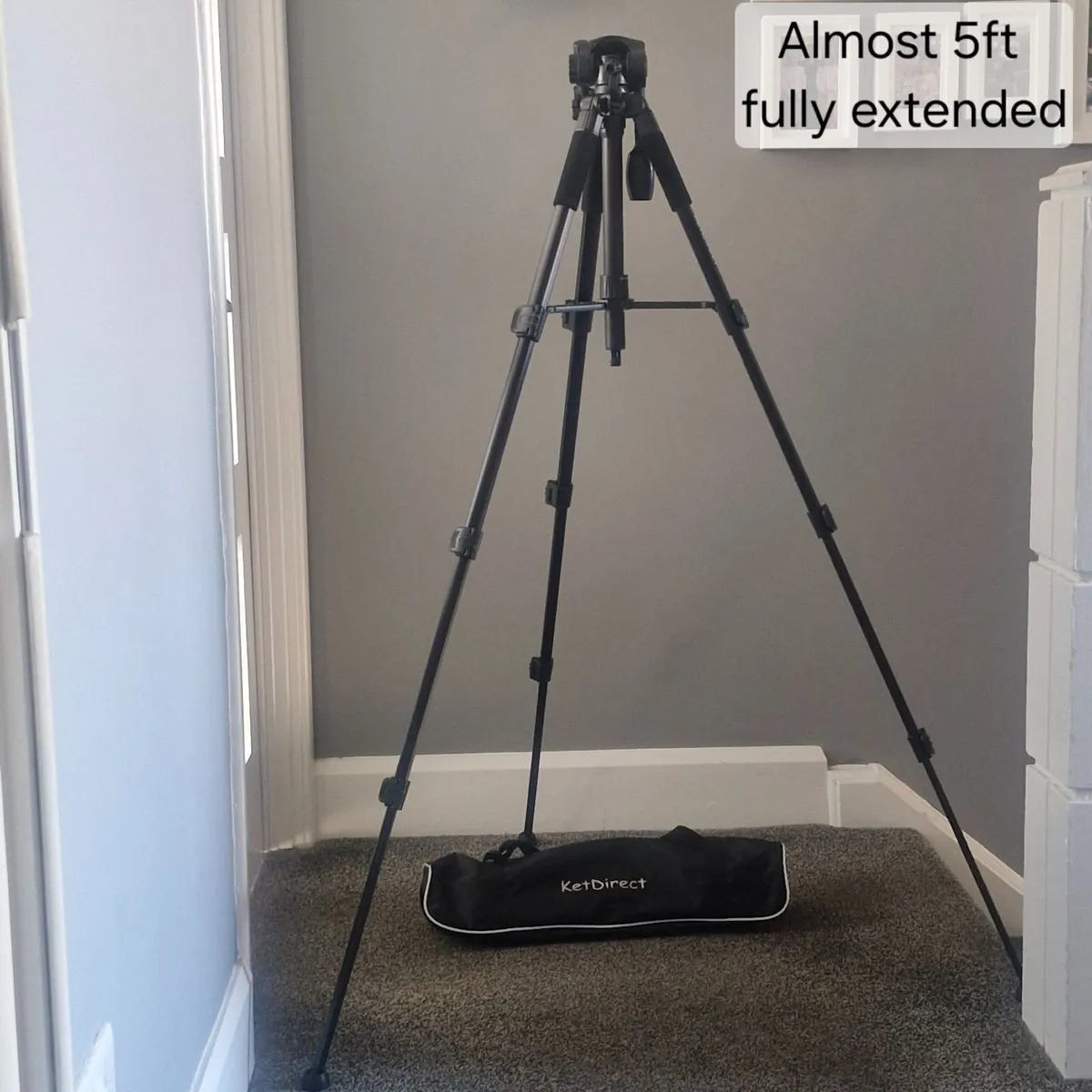 Camera tripod and bag - Image 1