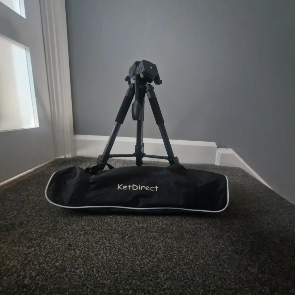 Camera tripod and bag - Image 2