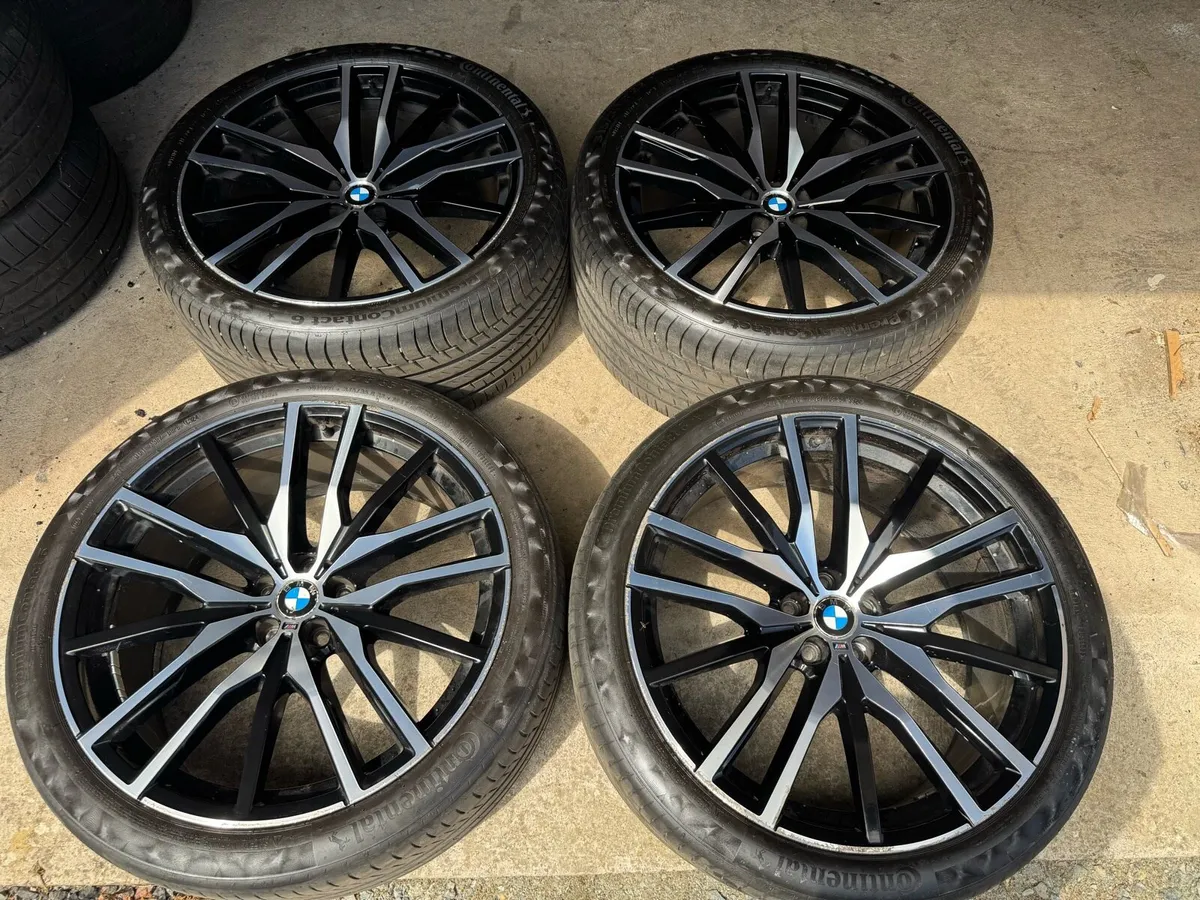 22’ GENUINE BMW X5 ALLOYS & TYRES - Image 1