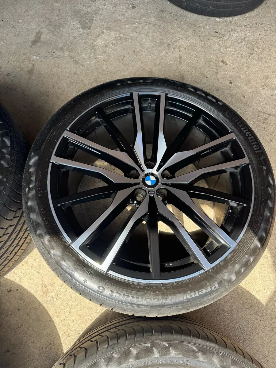 22’ GENUINE BMW X5 ALLOYS & TYRES - Image 3
