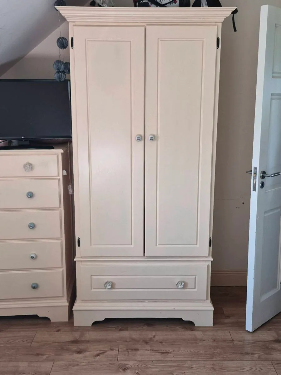 Bedroom furniture - Image 1