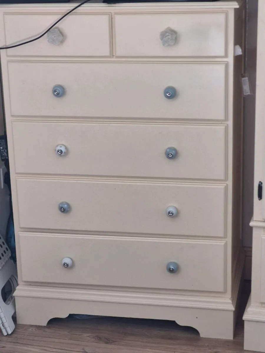 Bedroom furniture - Image 2