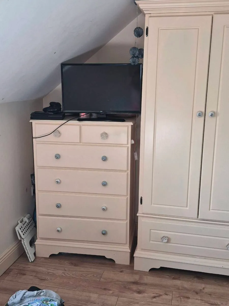 Bedroom furniture - Image 3