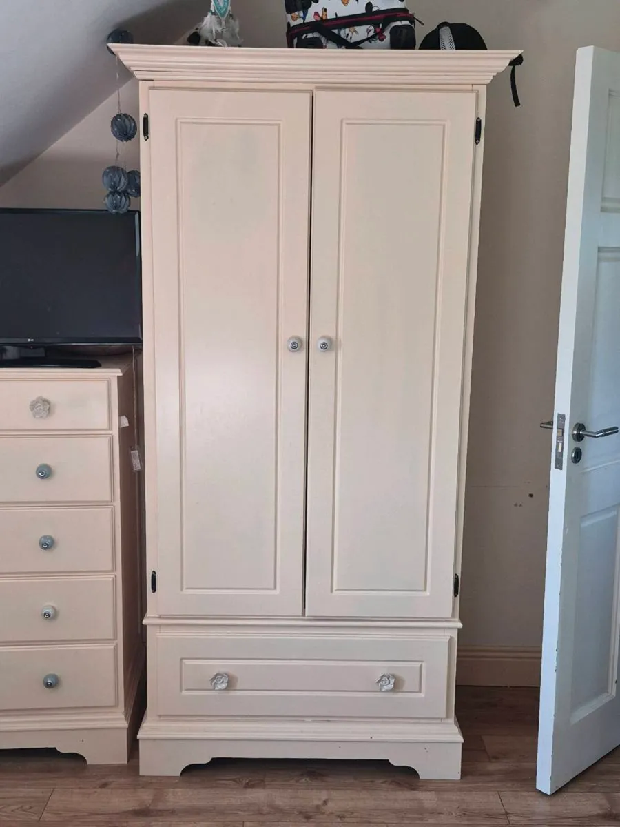 Bedroom furniture - Image 4