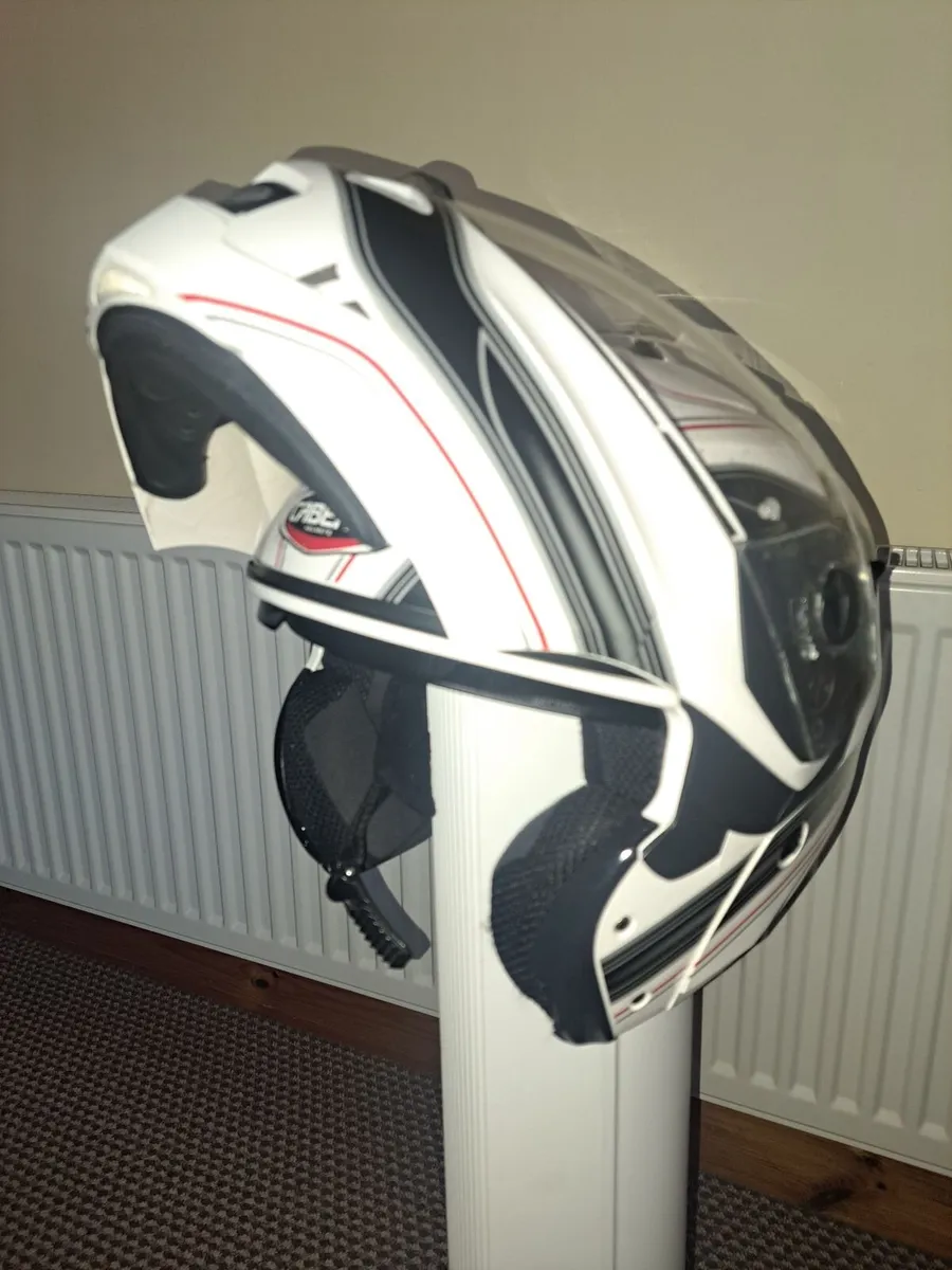 Motorcycle helmet - Image 2