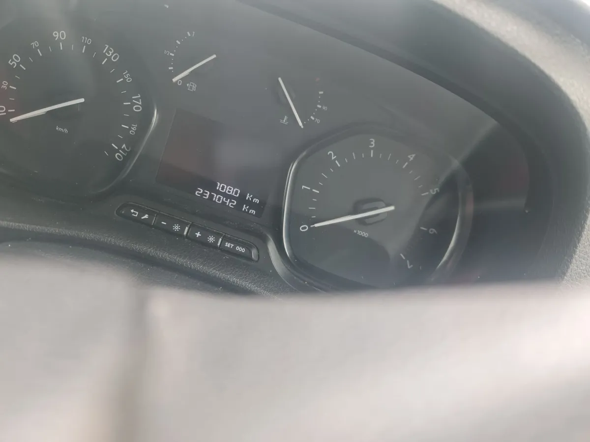 2018 Citroen Dispatch swb new test ONLY 1.6 - Image 2