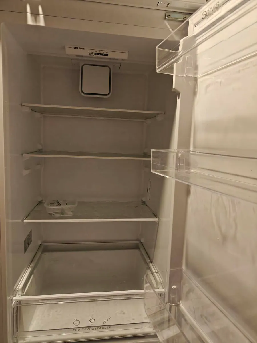 Integrated fridge freezer 70/30 - Image 3