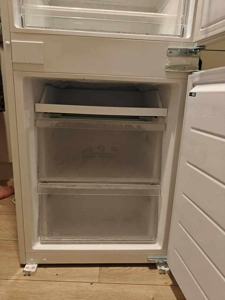 Integrated fridge freezer 70/30 - Image 4
