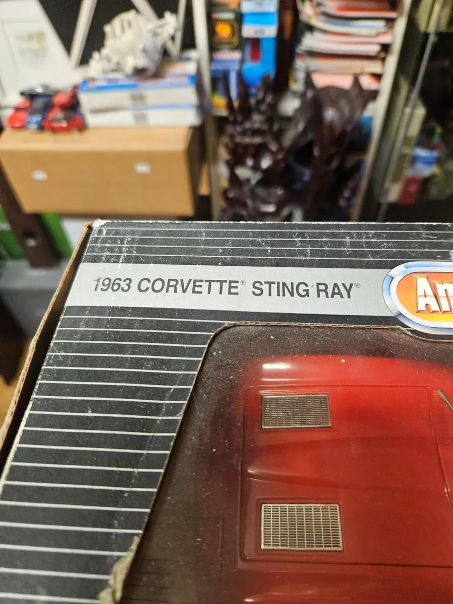 Corgi ERTL 1963 Corvette Stingray 1.18 - Image 2
