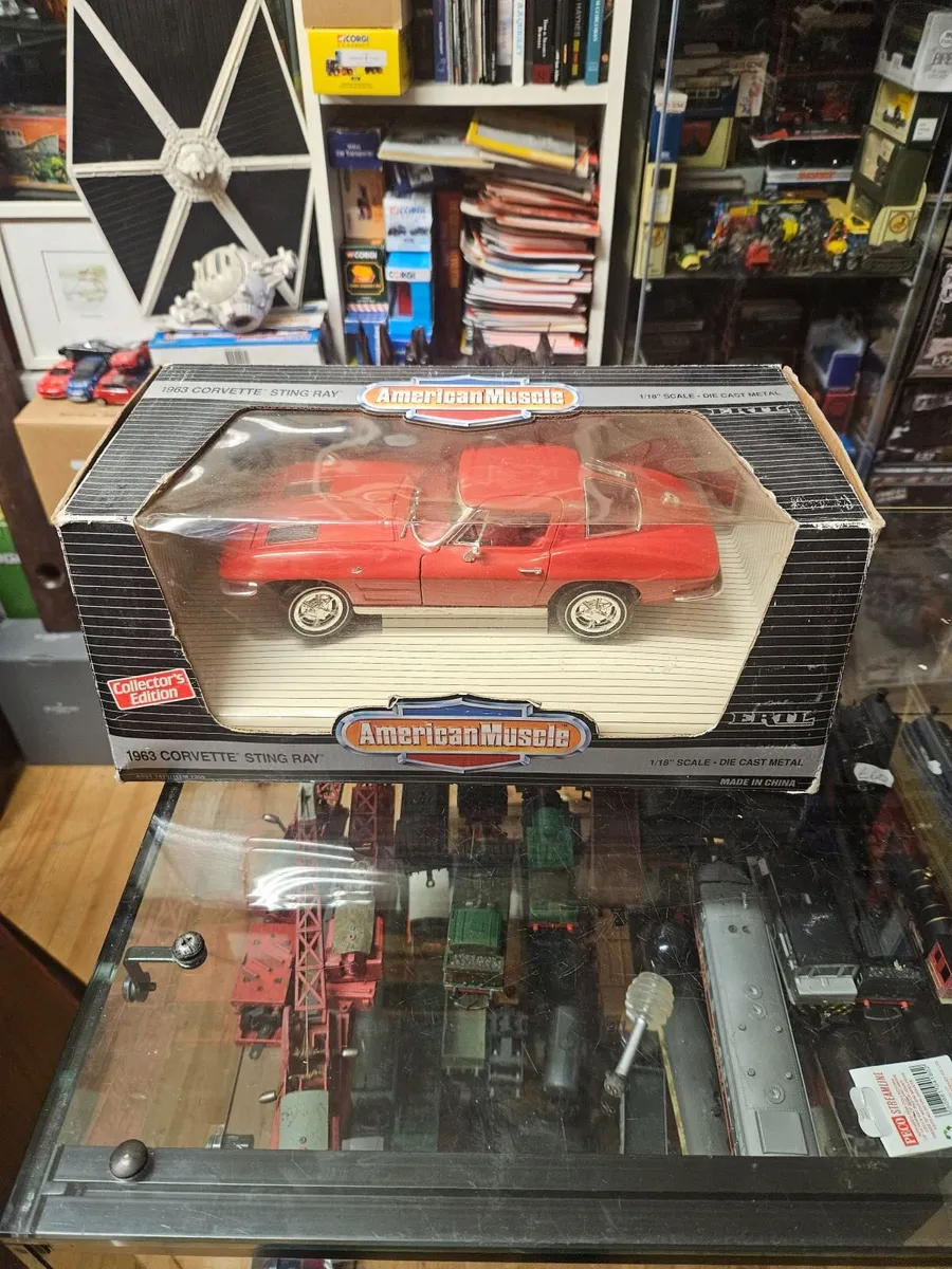 Corgi ERTL 1963 Corvette Stingray 1.18 - Image 1