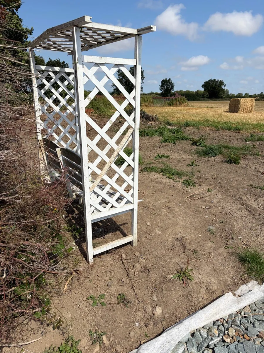 garden bench with arch for rose etc €100 - Image 2