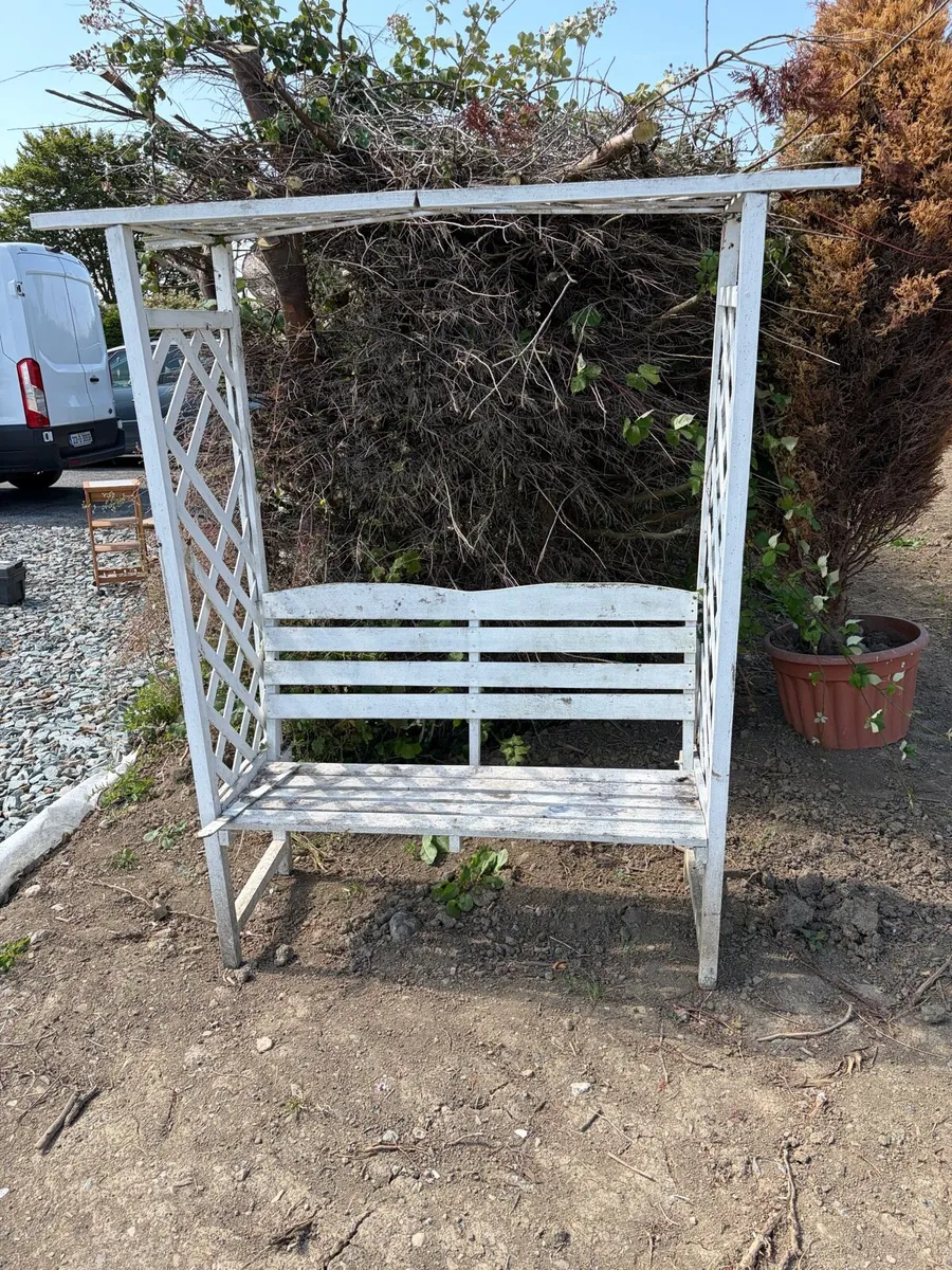 garden bench with arch for rose etc €100 - Image 1