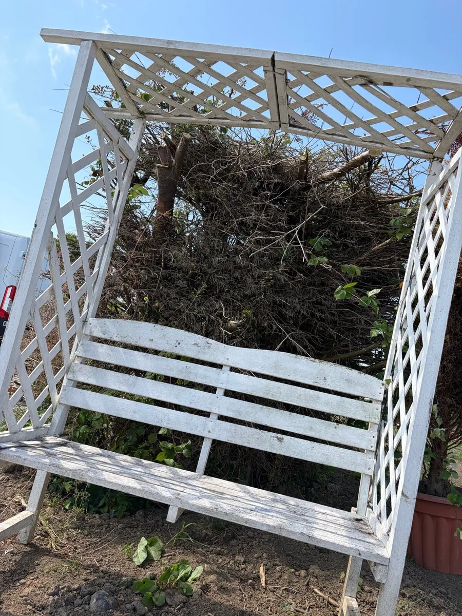 garden bench with arch for rose etc €100 - Image 3